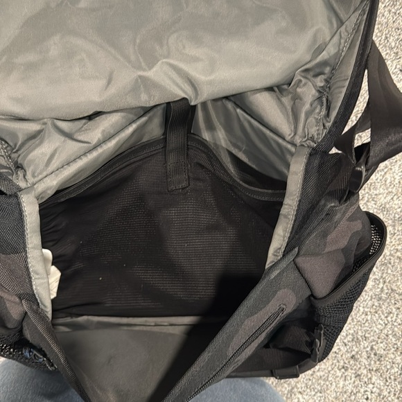 Men's Gap Black Camouflage Messenger Bag newer used but no tag. - Picture 5 of 6